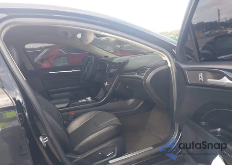 2020 Ford Fusion Plug-In Hybrid Titanium z USA, uszkodzony, nr VIN 3FA6P0SU3LR247254